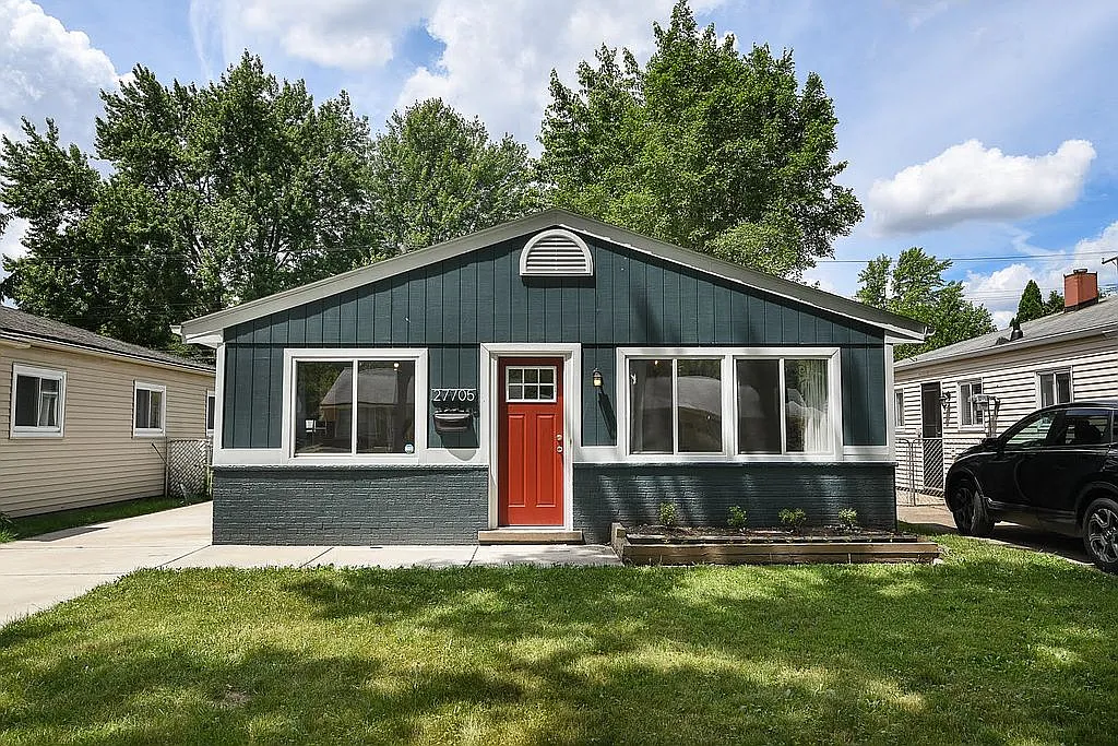 27705 Barrington St photo 1