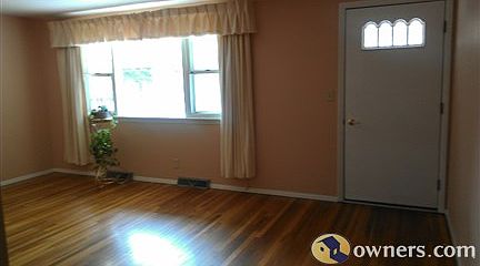 Living Room (17'9" x 11'5"