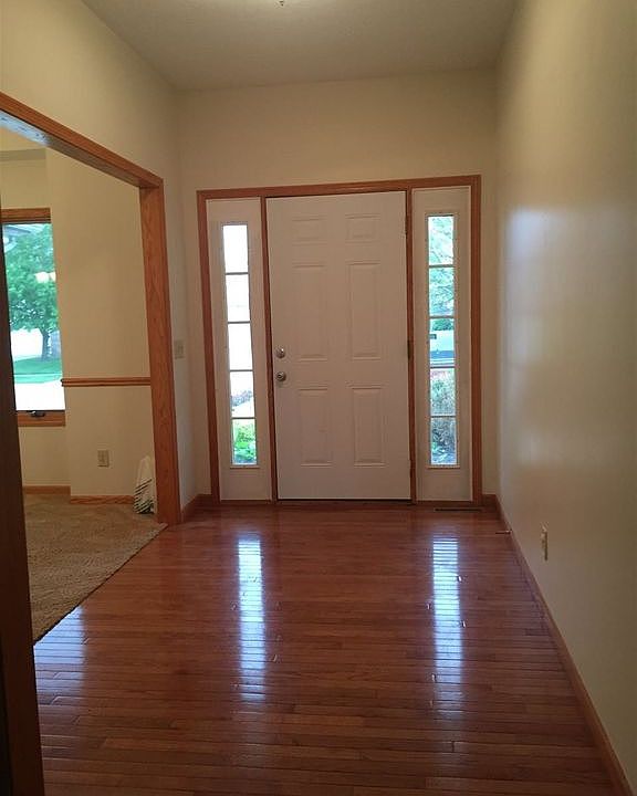Nice big open entry way!