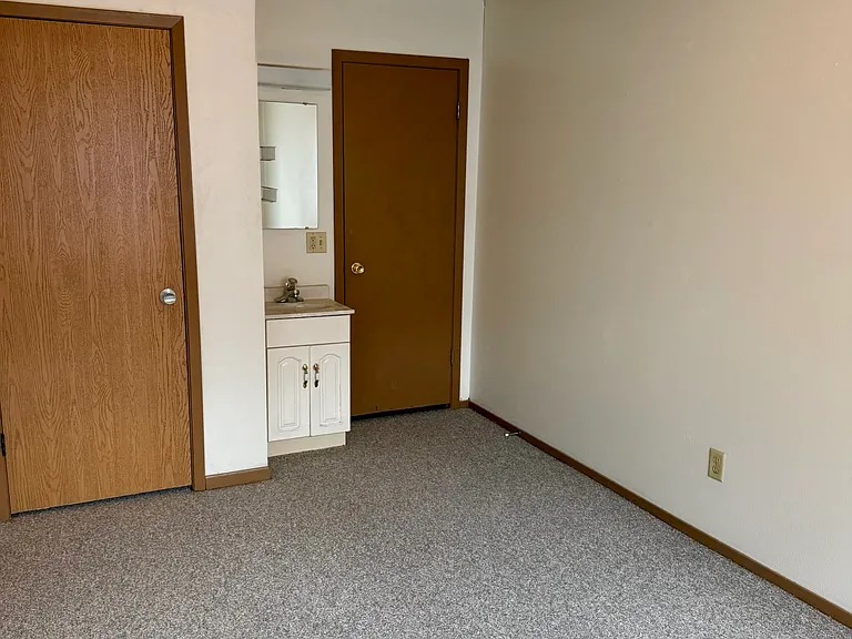 716 E Burlington St #15S — Photo 18