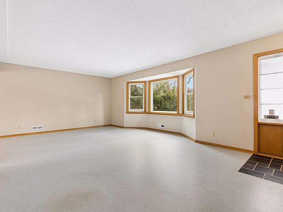 3rd image of 15776 Cedar Ridge Rd