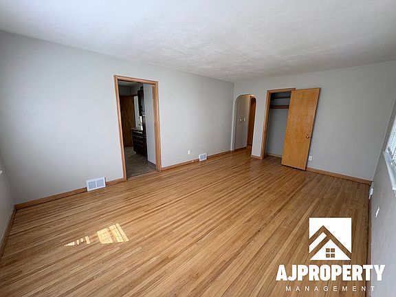 3rd image of 633 N Menlo Ave