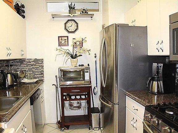5th image of 26910 Grand Central Pkwy APT 30B