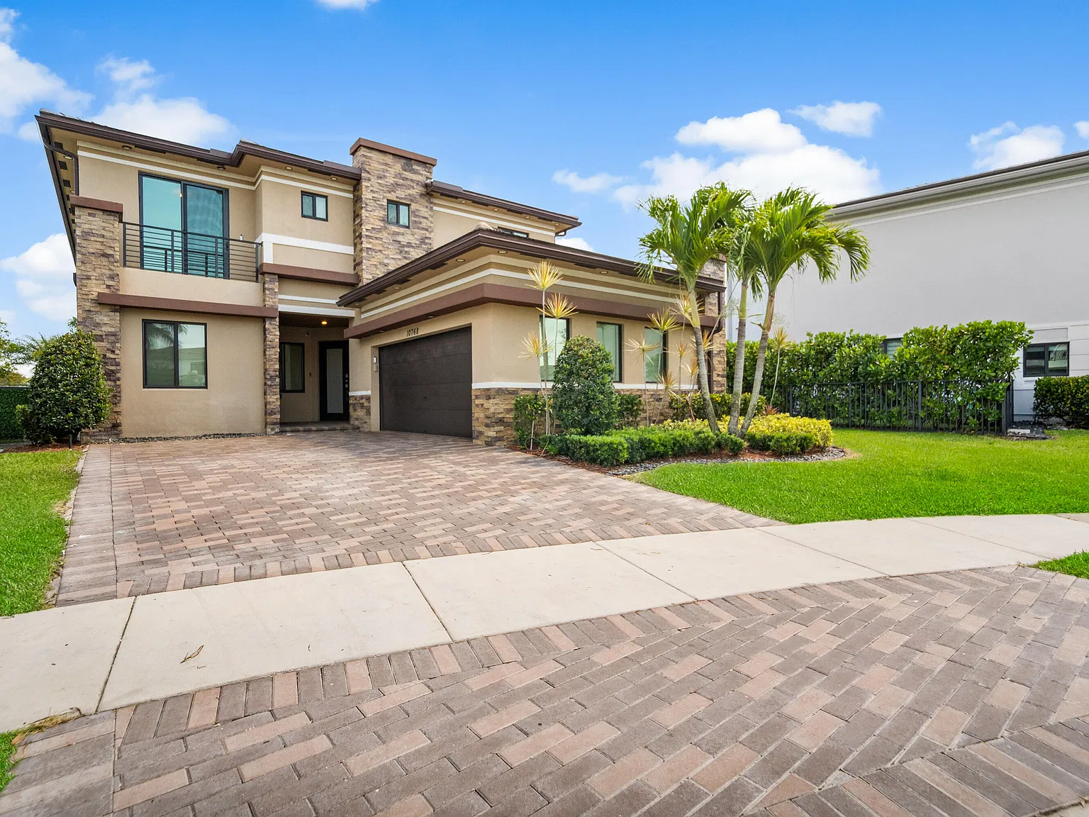 5 bed, 3.5 bath, 3384 sqft, $8,250 — Photo 2
