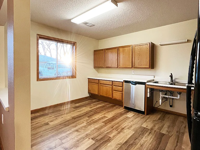 175 W Lind St — Photo 4
