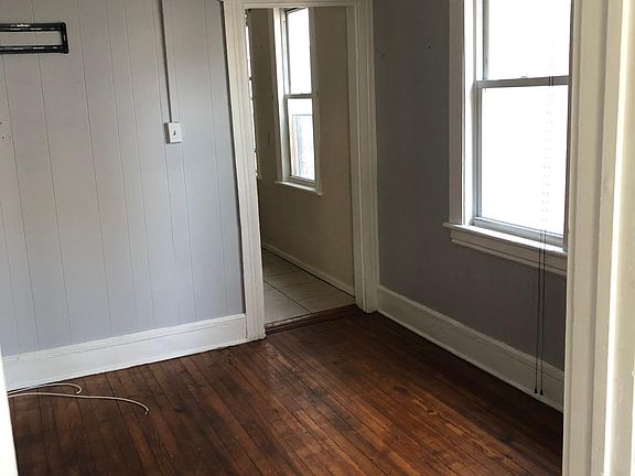 3rd image of 894 Hancock Ave