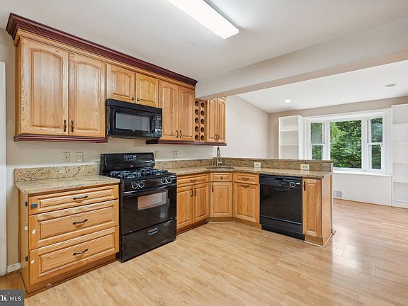 3rd image of 6116 Plainville Ln