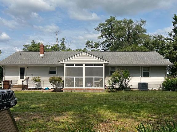 3rd image of 407 Beaglin Park Dr