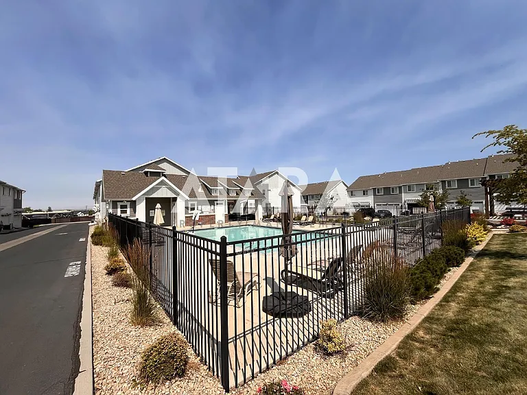 291 E Grace Ln — Photo 32