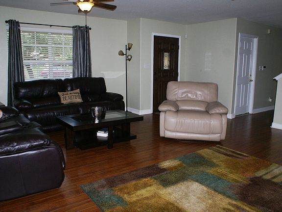3rd image of 414 Yellowwood Dr