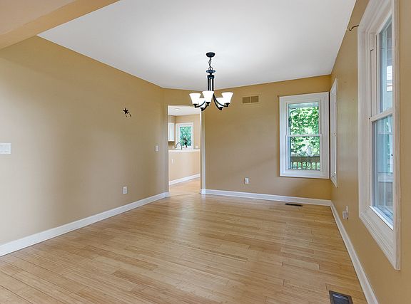 5th image of 2470 Larchmont Ln
