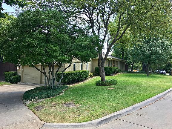 3rd image of 2307 Clear Lake Cir