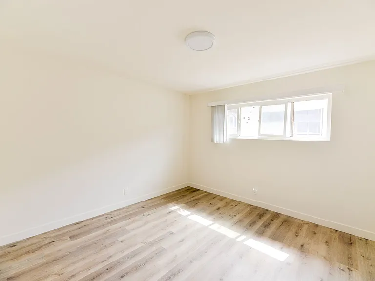 239/241 Avenida Pelayo — Photo 16