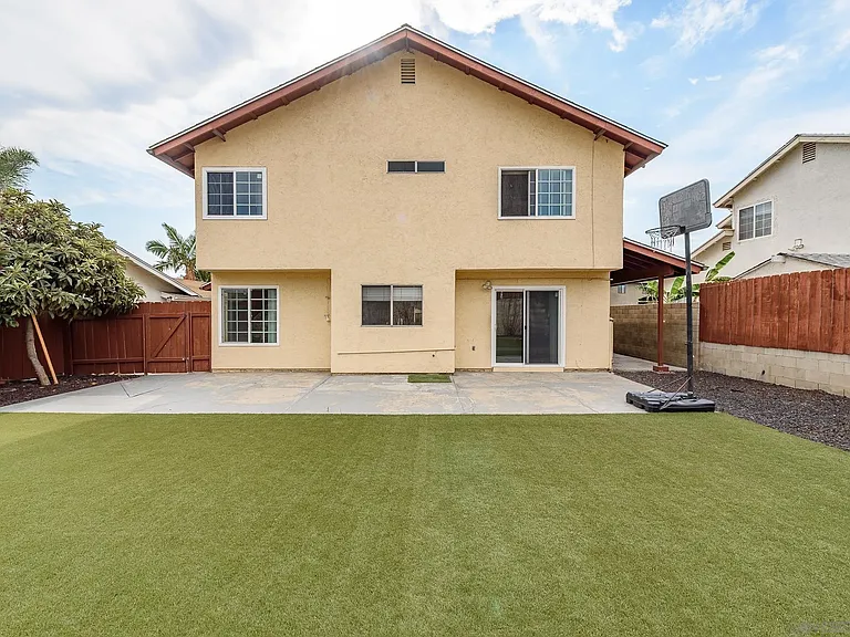 1045 Fuchsia Ln — Photo 4