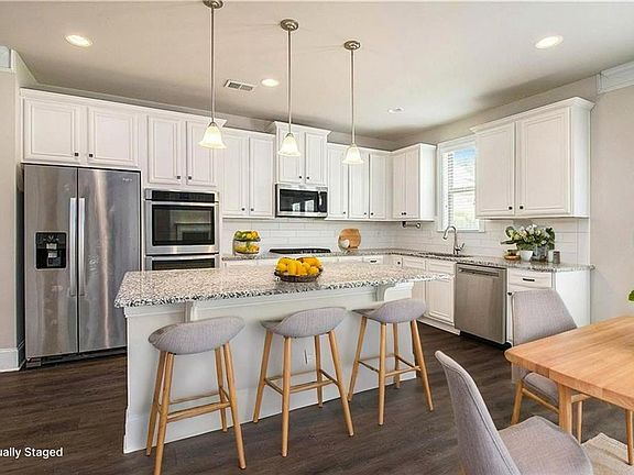 3rd image of 283 Hickory Pointe Dr