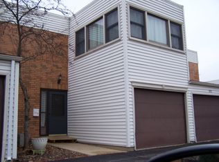 374 Willow Tree Ct, Hoffman Estates, IL 60169