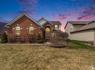 27612 E Mockingbird Dr, Flat Rock, MI 48134