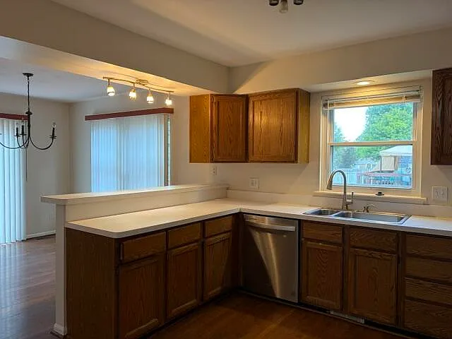 328 N Pointe Dr — Photo 4