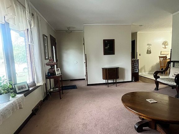 3rd image of 817 Piper Dr