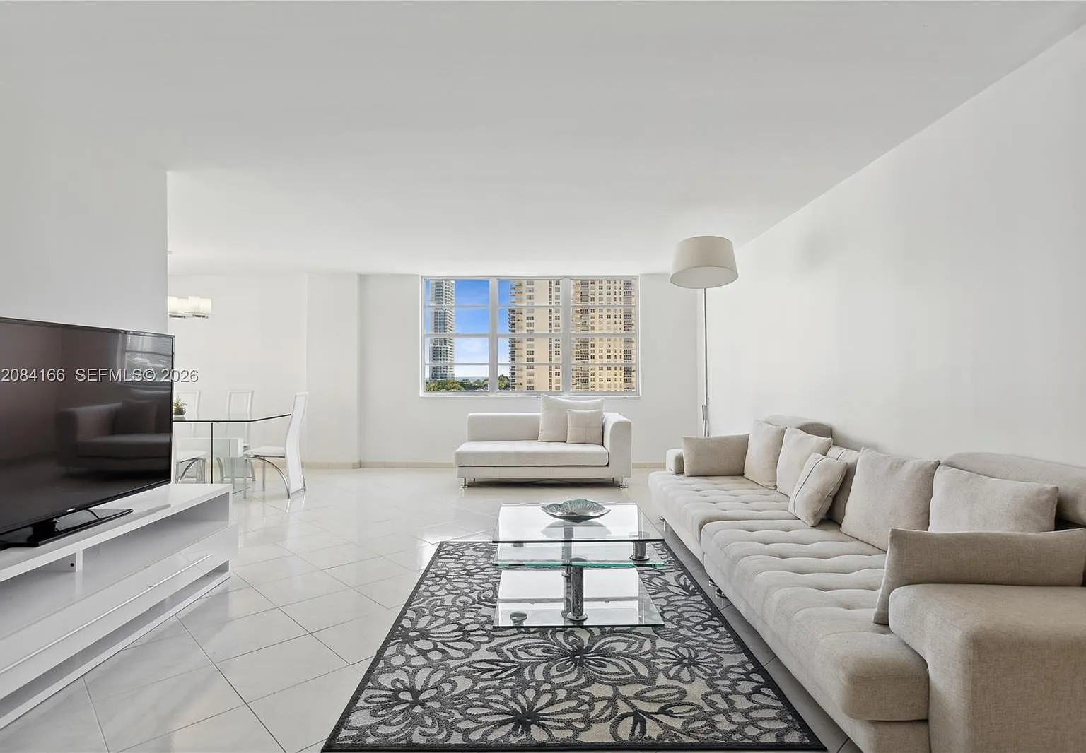 Winston Towers 100 Condo — Photo 2