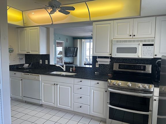 4th image of 4451 Bay Beach Ln APT 424