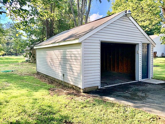 2nd image of 237 Lakeview Dr