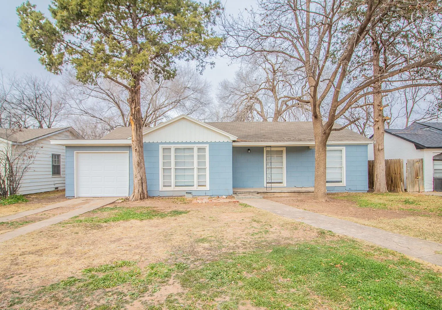 Spacious 3 bedroom with Big Backyard — Photo 1