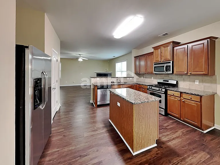 850 Stonehaven Rd SW — Photo 3