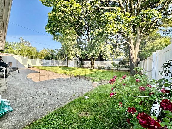 3rd image of 211 W 22nd St