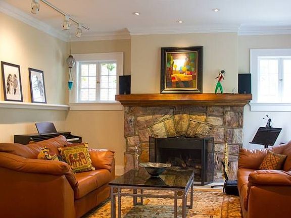 living room w/fireplace