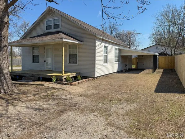 2202 Mangold St, Poplar Bluff, MO 63901
