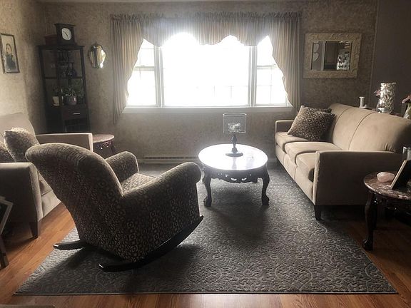 4th image of 898 Crescent St