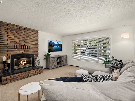 5th image of 828 NW Forest St