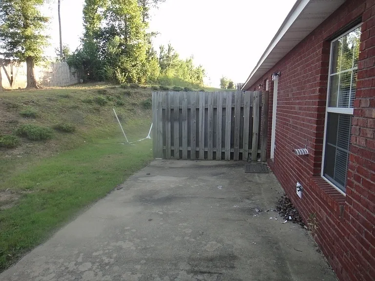 749 Yeager Ln — Photo 7
