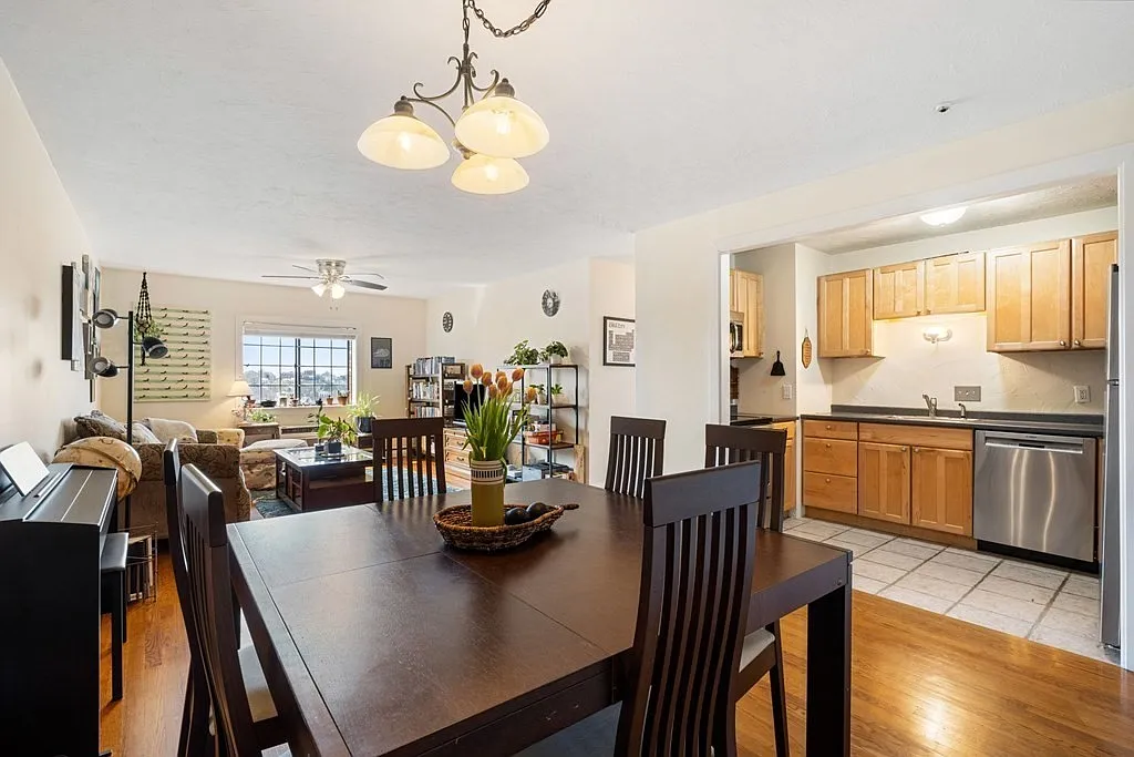 2 bed, 900 sqft, $3,000 — Photo 3
