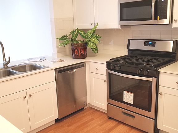 3rd image of 308 Hunterdon Ct
