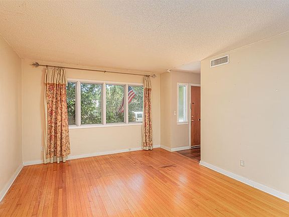 4th image of 212 Datura St