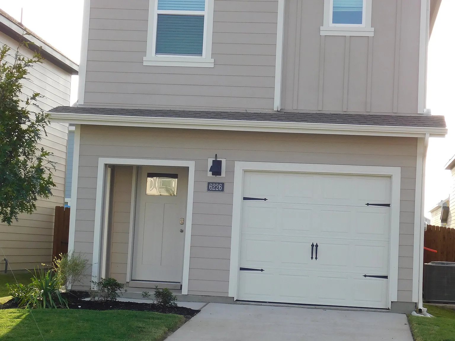 4 bed, 2.5 bath, 1602 sqft, $1,900 — Photo 1