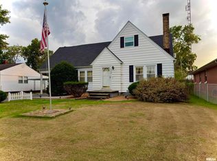 135 10th St, Carmi, IL 62821