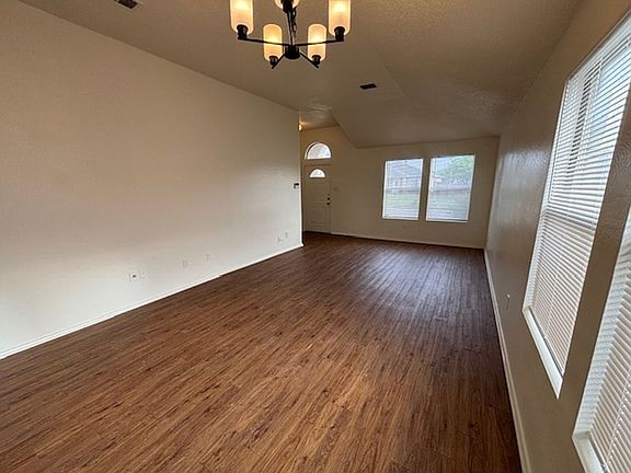 3rd image of 816 Wilmor Ct