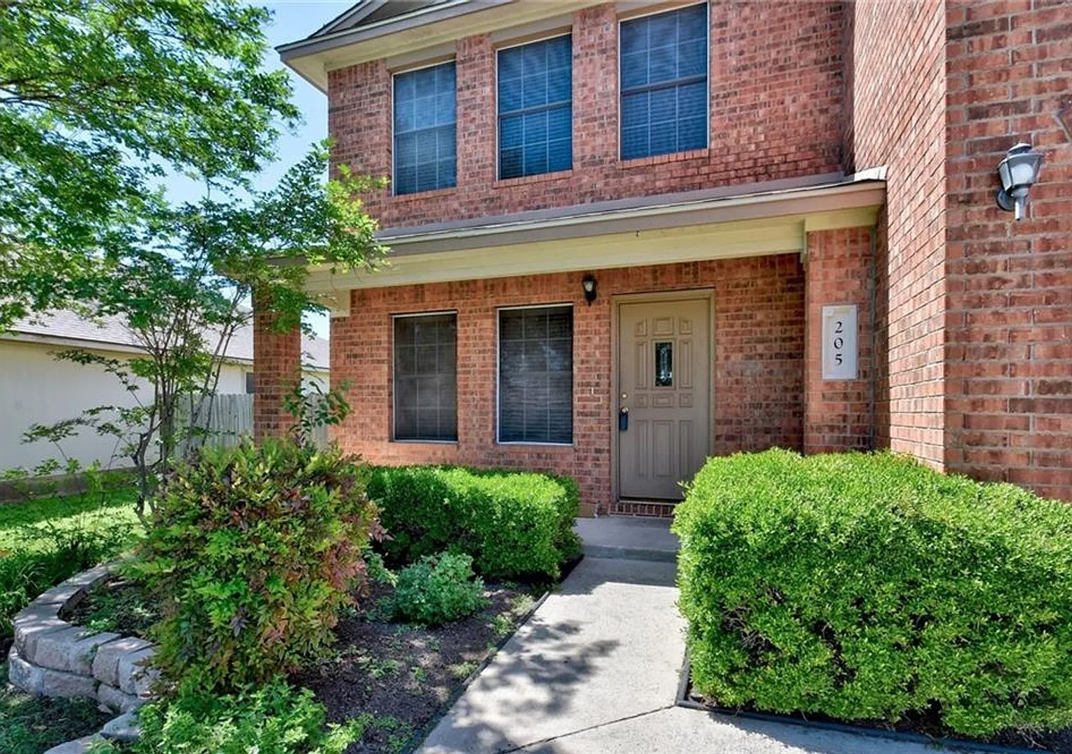 Large 4 Bedroom Home Near Major Conveniences — Photo 3