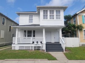 2221 35th St, Galveston, TX
