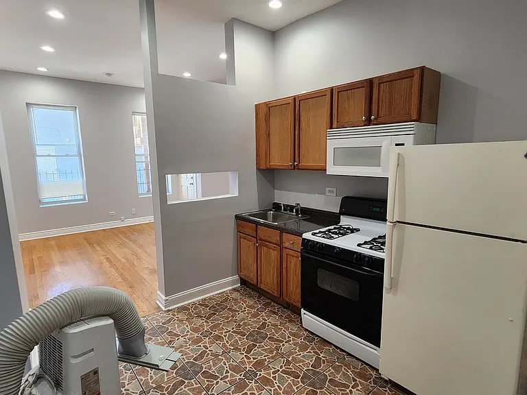 1523 W 18th St #1R — Photo 5