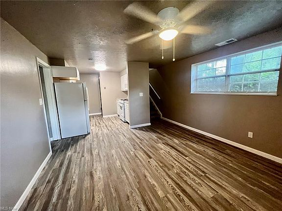 4th image of 3831 Eigen St #1