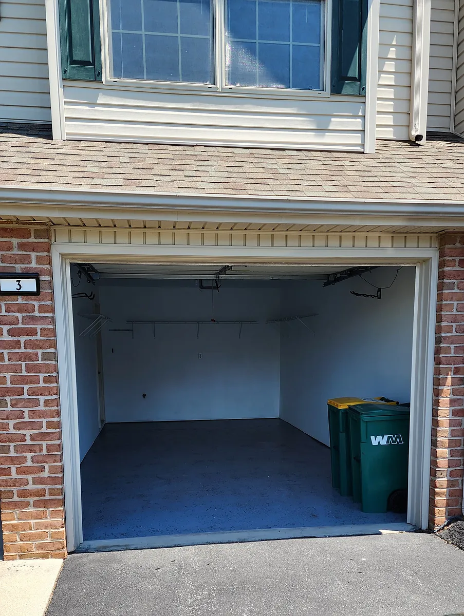 Oversized 1-car garage - 3 Tommy Ln
