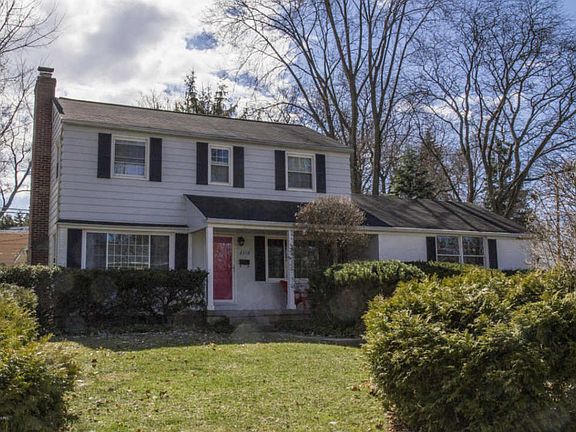 2nd image of 2310 Estelle Dr SE