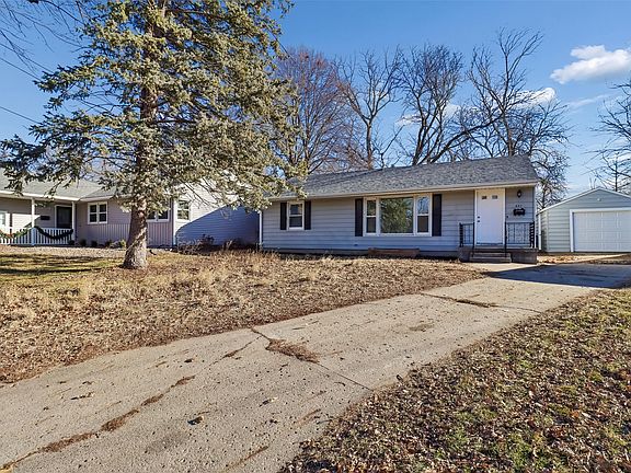 2nd image of 821 Ashmoore Cir