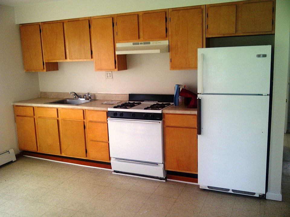 LARGE KITCHEN AREA. LOTS OF CABINETS.
