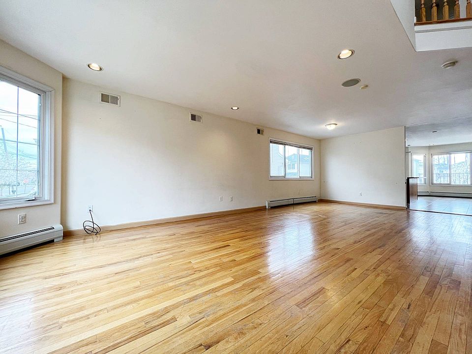 1st image of 40 Jeannette Ave