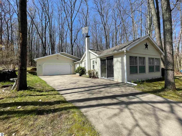 742 Bungo Lake Rd, Harrison, MI 48625